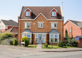 5 Bed Detached House- Sleeps 14 & 11 Beds